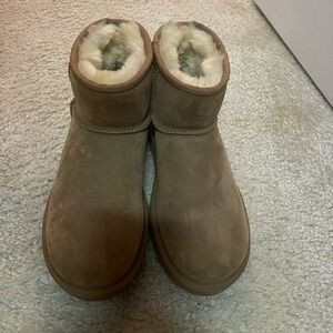 Women’s Uggs size 5. Mini